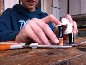 Как добыть огонь из пальчиковой батарейки