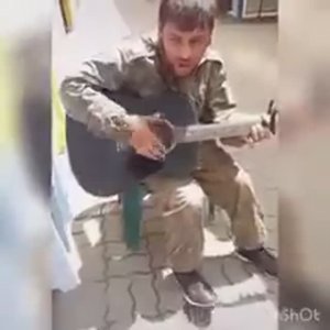 Слепой парень поет песню журавли (240p)