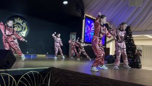 Девочки классно танцуют корейский танец Star Step