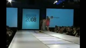 Падение моделей на подиуме