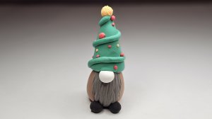 Лепим из воздушного пластилина новогоднего гнома