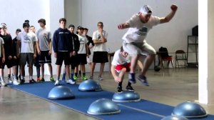 Тренировка хоккеистов с использованием спортивного снаряда Bosu.