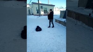 Парень очень красиво поет