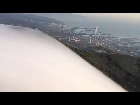 Завораживающие кадры из Новороссийска, где образовался водопад из облаков