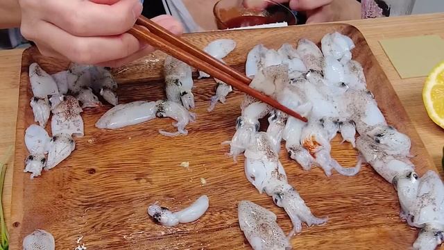 싱싱한 꼴뚜기(호래기) 리얼사운드 먹방 Raw Baby squid ASMR MUKBANG REALSOUND EATING SHOW смотреть онлайн