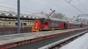 Тепловоз ТЭМ18ДМ-1148 и Электропоезд ЭТ2М 115 на Ленинградском вокзале