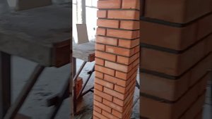 Кладка высоких столбов из полнотелого кирпича под расшивку.