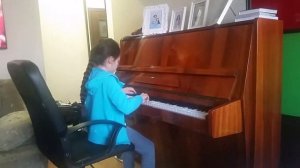 Шутка. Игра на пианино.