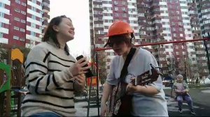 две девочки поют Виктора Цоя на улице в весенний мороз