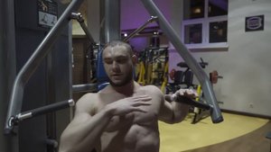 Жим на грудь в тренажере