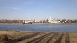Весна в праздник Пасха.Толгский монастырь.река Волга