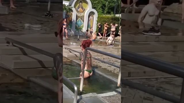 Girls bathe in ice water! | Water temperature +7! #2 смотреть онлайн