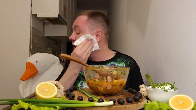 МУКБАНГ. ОБЖОР. СОЛЯНКА СБОРНАЯ МЯСНАЯ С КУРИЦЕЙ, ОХОТНИЧЬИМИ КОЛБАСКАМИ, СЕРВЕЛАТОМ, ВЕТЧИНОЙ. АСМ