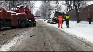 Внимание, работает грузовой эвакуатор.