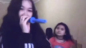 Бьет ребёнка