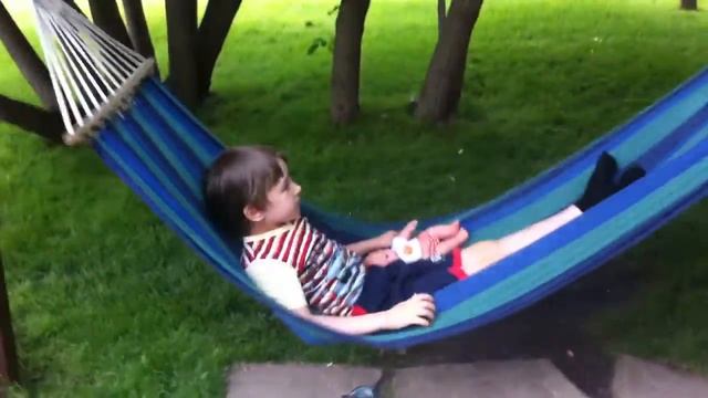 ВАНЯ КАЧАЕТСЯ В ГАМАКЕ В ОЧЕНЬ ЖИВОПИСНОМ МЕСТЕ ПАРКА САДЫ МЕЧТЫ!