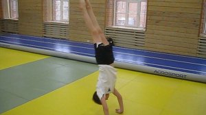 2016 год. Гриша Басов с элементами акробатики для борцов.