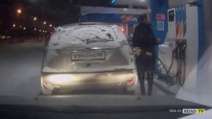 На заправке в Сургуте женщин подожгла машину.