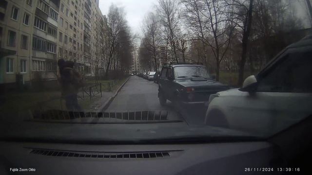 наркоман насамокате ищет закладку 3