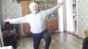 Дед танцует ЯБЛОЧКО в свои 82 года