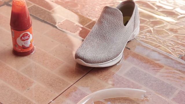 CREP PROTECT VS SKECHERS WATER PROOFER