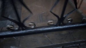 Состояние цоколя после отделки плиточным клеем, спустя 2 года