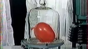 Воздушный шар под колпаком из которого выкачивают воздух. Атмосферное давление