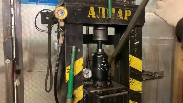 Домкрат с манометром. Проверка на испытательном стенде. смотреть онлайн