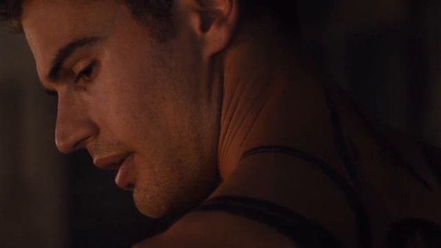 Divergente - Tris e Quatro beijam-se смотреть онлайн