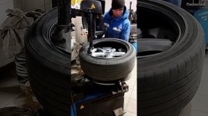 Шиномонтаж колеса 235/45R18 #car #1million #best #шиномонтаж #колесо #воздух
