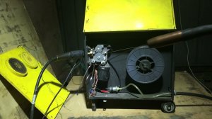 Работа механизма подающего проволоку полуавтомата.