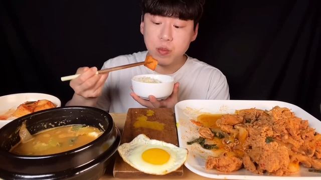 SUB) 직접 만든 집밥 먹방 ASMR 된장찌개, 제육볶음, 계란후라이, 깍두기, 흰 밥까지 제대로 된 한식🍚 한국인은 역시 밥심이죠💪 직접 만든 뜨끈한 한식 먹방😋요리 먹방