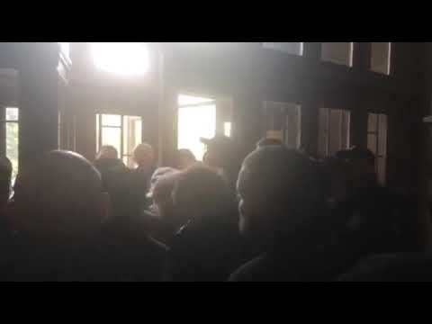 ПН TV: Митингующие против тарифов попытались зайти в здание Николаевского обласовета смотреть онлайн