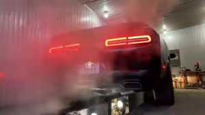 Злой выхлоп на Dodge Challenger 5 7