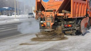 Трассы Санкт-Петербурга посыпают песком и реагентами во избежание аварий из-за гололедицы