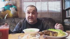 Обжор - жареный окорочок, пюре, квашеная капуста | Мукбанг - суп лапшевник, томатный сок