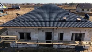 Все этапы строительства четырехскатной крыши из металлочерепицы.