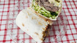 Куриная печень с овощами в лаваше