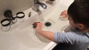ДАВИД БАЛУЕТСЯ С ВОДОЙ! David dabbles and agrees with water