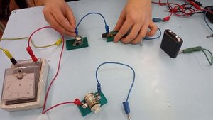 проведение опыта "Измерение силы тока в последовательной цепи".