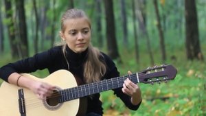 Села батарейка. Девушка поёт под гитару