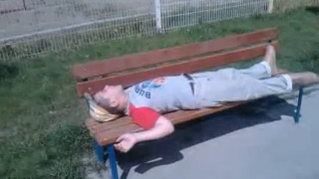 Родя лежит на скамейке
