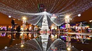Минск готовится к Новому году, площади и улицы города украшают елками и гирляндами
