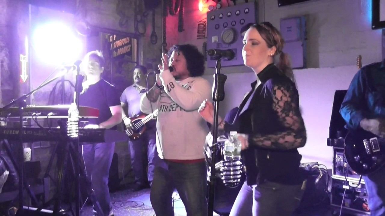 Batteries Not Included смотреть онлайн