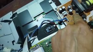 LCD телевизор Panasonic TX-R32LX85 не включается 3 раза моргает красный светодиод