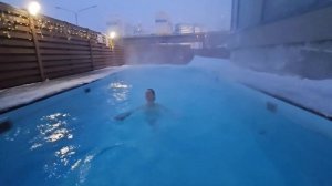 В  - 40С плаваем в открытом бассейне.