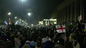 На улицах Тбилиси погромщики используют огнемет, стреляющий фейерверками