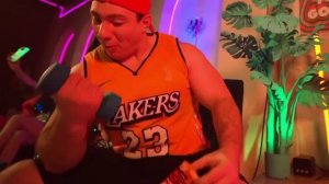 с девочкой загадкой мы делим шоколадку