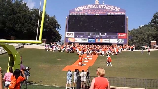 Dabo Swinney's Clemson Ladies Clinic 2010: Ladies running down the hill смотреть онлайн