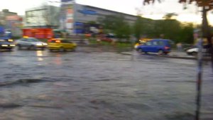 упала в лужу на бульваре Перова в Киеве